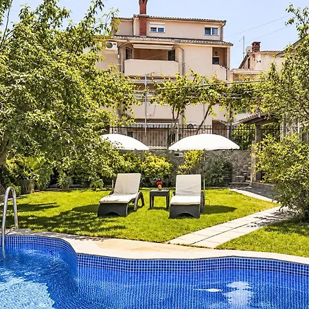 Apartment Ein Im Zweirosen By Interhome